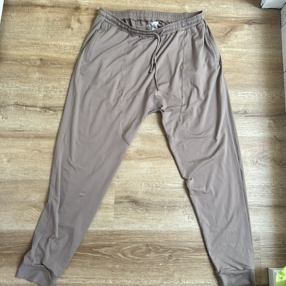 Men’s Alo sweat pants - Picture 2 of 3